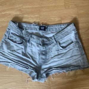 Low waist jeanshorts - Fina low waist shorts, säljer då de ej kommer till användning.