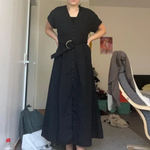 Klänning Zara - Fläckar lite varsom Tvättas innan den skickas