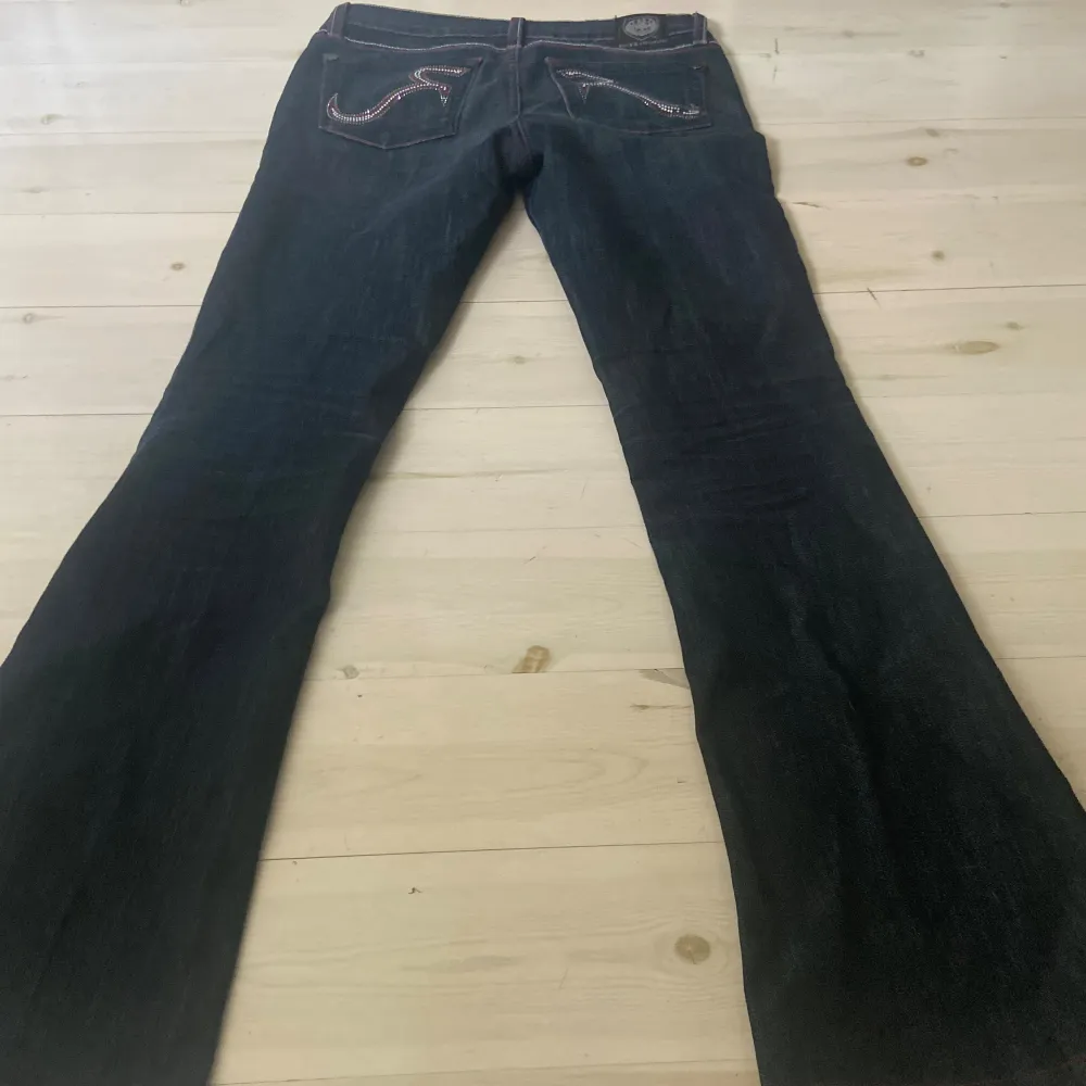 As snygga lågmidjade rock & republic jeans i storlek 25. Alla rhinestones sitter kvar. Skriv privat för mått💕. Jeans & Byxor.