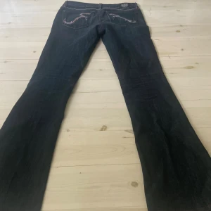 Rock & republic jeans - As snygga lågmidjade rock & republic jeans i storlek 25. Alla rhinestones sitter kvar. Skriv privat för mått💕