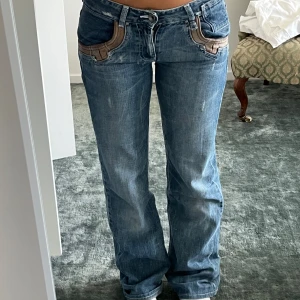 As snygga vintage Armani jeans!!! - Älskar dessa så mycket, de är lowwaist, straightleg med kanske lite flare. De har en ljusare wash med så snygga slitingar.  Mycket bra skick!💗  Midjemått 37cm, innerbenslängd 78cm 