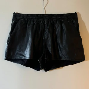 Skinshorts  - Säljer mina skinshorts från hm. Dom är jätte fina på och sitter bra på mig som vanligt vis har 32,34 i byxor och shorts. Dom har jätte skönt material på insidan och bra skick🩷