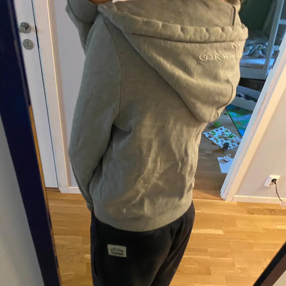 en super fin grå zip-up tröja men text på luvan!! Super mysig till hösten💋bra skick . Hoodies.