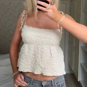 Zara topp - Säljer denna fina zara toppen då den tyvärr inte passar mig så bra. Därav lånade två första bilder💕Använd en gång, så i princip ny. Den är i storlek S, säljer för 150kr. 