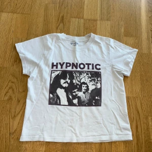 Beige t-shirt med tryck - Cool beige T-shirt med tryck på! Passar nog XS och M men storleken är small💕Jättebra skick och kvalitet😍 Köpt på brandy Melville.