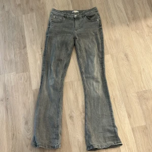 Bootcut jeans  - Gråa bootcut jeans från Gina 