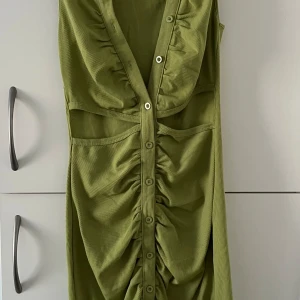 Grön klänning  - Grön klänning med cuts från shein. Storlek M 