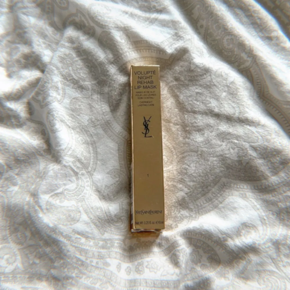 Helt ny YSL Night Rehab Lip Mask! Köptes på Sellpy. Nypris 475kr. FÖRST TILL KVARN!. Skönhet.