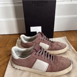 Valentino flycrews - Valentino flycrews i storlek 43 passar även uppåt. Riktigt bra skick iprincip nya, alla nitar kvar. Endast skor ingår