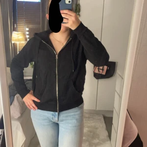 Zip hoodie  - En nästan oanvänd zip hoodie🖤ganska liten i storleken