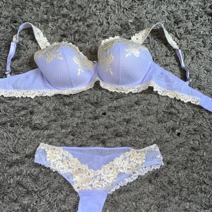 Intimissimi set  - Helt oanvänt intimissimi set. Aldrig testat. Säljer pga att jag köpte fel färg. Storlek 80C och S 