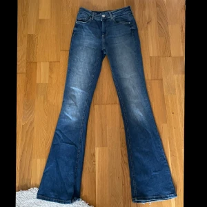 Only bootcut jeans - Säljer ett par snygga blå bootcut jeans. De har en klassisk femficksdesign och är i ett mjukt denimtyg som sitter skönt. Perfekta för både vardag och fest! 🕺, de är använda endast en gång men säljer då dom är för långa för mig💗skriv gärna innan ni tänker köpa så jag vet då jag säljer på andra sidor 