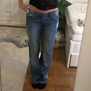 lågmidjade jeans - skit snygga, men passar tyvärr inte. Köpta secondhand men aldrig använda av mig, bra skick. står stl 10 men skulle säga S. Innerbenslängd: 83cm midjemått: 38cm  jag är ungefär 170