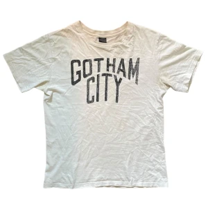 Number nine Gotham city T-shirt  - Lite fläckar här o där, inte sugen på o sälja men ge mig en skön trade 