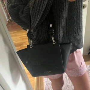 Väska  - Säljer denna liknade ATP väskan. Säljer pågrund av att jag köpt en annan väska. Väskan är i jättefint skick och rymmer mycket!