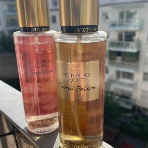 Victoria's Secret Fragrance Mist - Säljer två fräscha dofter från Victoria's Secret. Coconut passion är SÅLD. Den andra är 'Temptation', en fruktig och blommig doft som ger en fräsch känsla. Båda flaskorna är 250 ml, köpt båda på en flygplats. endast använda som dekoration, helt oanvända. går att köpa tillsammans eller separat. villig att gå ner i pris när man köper båda två. Endast 