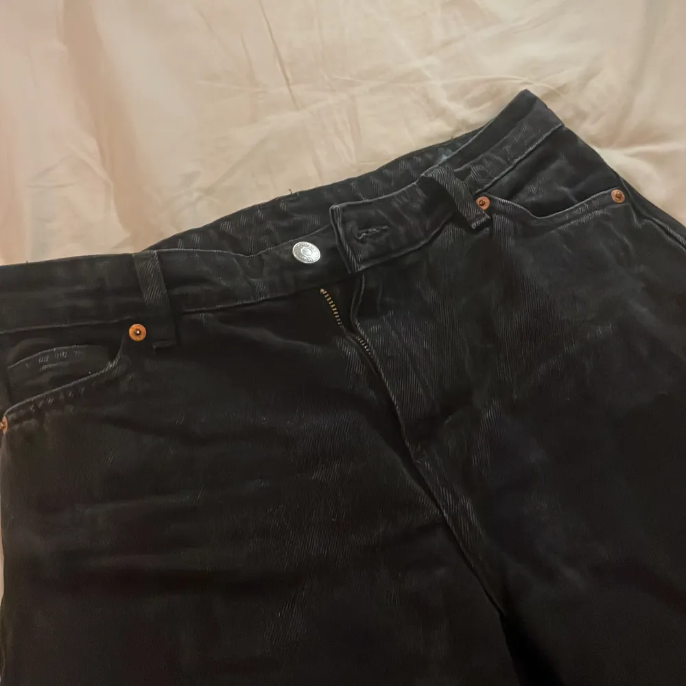 Svarta midwaist wideleg jeans i storlek W24. Det är i bra skick och har inga fläckar. Ser oanvända ut, säljer då dom inte är min stil längre.. Jeans & Byxor.