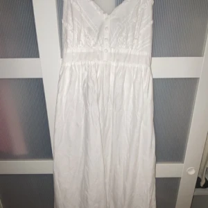 Supergullig klänning - Säljer denna jätte fina sommarklänning då den är förliten😕 har aldrig använt den💞 den är från Lindex. Nypris: 349kr