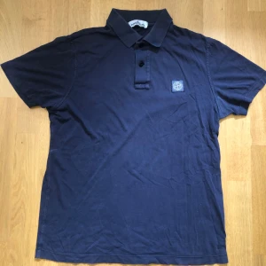 Stone Island Piké  - Säljer nu denna riktigt feta Stone Island piké i storlek L. I använt skick där av det billiga priset. Först till kvarn. Färg är blå/grå. Självklart äkta. Hör av er med funderingar! /🐫