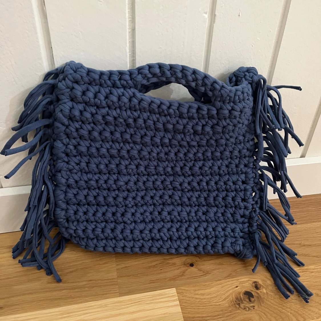 Blå stickad väska med fransar - 90