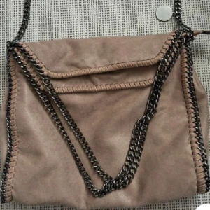 beige väska - superfint skick och stor väska🩷 liknande stella mccartney