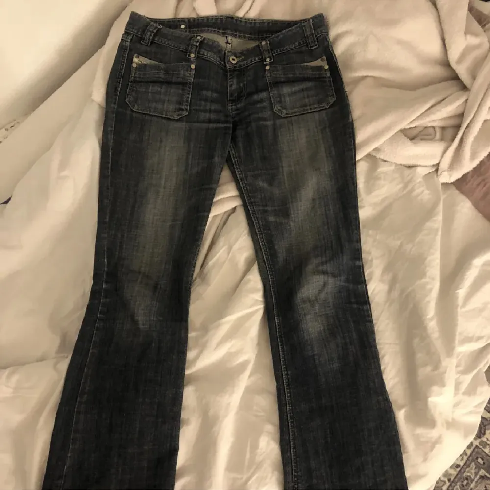 Superfina jeans från diesel köpta här på Plick i storlek W32. Skulle säga att jeansen är lite ljusare i verkligheten. Lånade bilder från förra säljaren då de tyvärr var för stora för mig❤️ . Farkut & Housut.