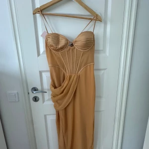 Klänning beige - Beige klänning från Oh Polly Oanvänd (prislappen är kvar)  Storlek 10 / M men passar som S eftersom deras storlek är små. 
