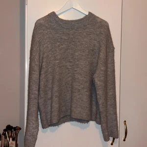 Stickad tröja Gina tricot - Super fin grå stickad tröja från Gina Tricot i storlek Xs men passar till storlek M då den är stretchig! Tröjan är från deras premium Quality och är i nyskick. Ny pris 399kr, mitt pris 199kr. Bara att skriva vid funderingar eller prisförslag!💕