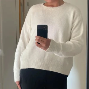 Hm stickad - Säljer en mysig och fluffig tröja från HM. Superfint skick.💕