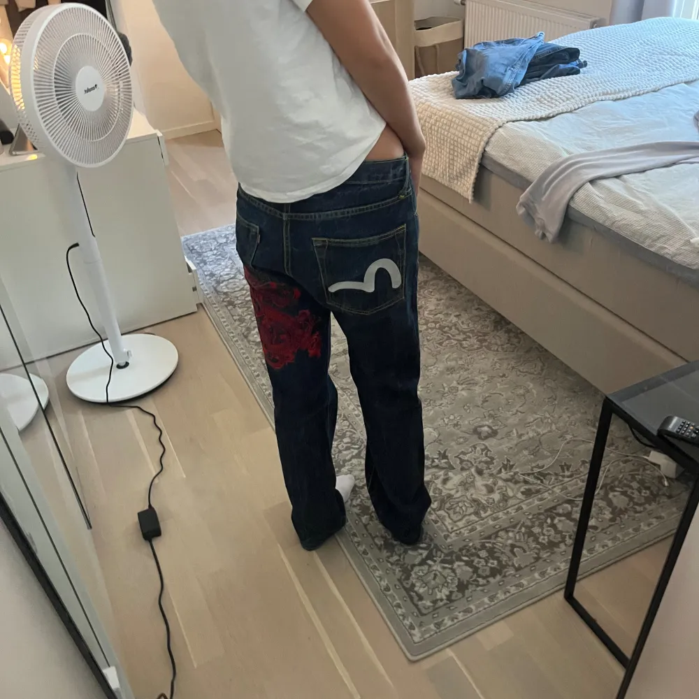 Bra skick, köpta secondhand, inga defekter och knappast använda. Är 170 cm lång  Mått: midja 42cm, innerbenslängd 80cm . Jeans & Byxor.