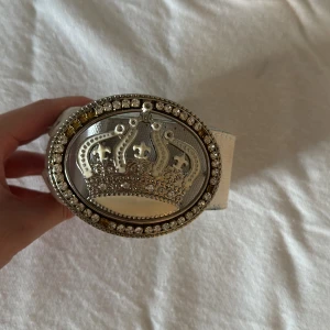 Friis Company skärp  - Säljer mitt Friis Company skärp då jag inte använt det på ett tag. Har ärvt det från min mamma, som köpte det i Köpenhamn för några år sedan (vet inte exakt). Lite slitet på vissa ställen annars jätte fint! Har tyvärr ingen bild med det på. 