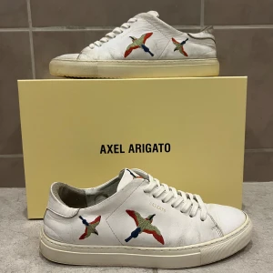 Axel Arigato’s - Axel Arigato’s Clean 90. Stilrena skor som är i väl använt skick. Originalbox medföljer ej ❌ Skriv i DM vid övriga frågor och funderingar 📝