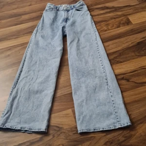 Jeans - Stl 164,fint skick och är använda några gånger.
