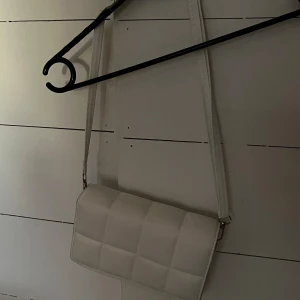 Vit axelväska  - En enkel axelväska, fint skick då jag inte hunnit använda den. 