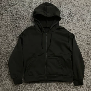 Zipup - Zip hoodie från shein, använd fåtal gånger. Står L på lappen men skulle säga att den är lite mindre i storleken🫶🏼