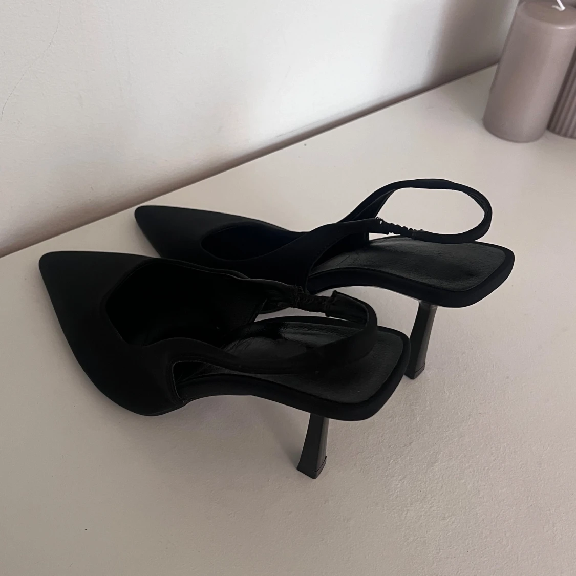 Svarta klackar med spetsig tå - 90