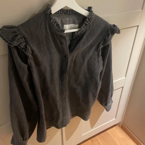 Blus - Sjukt snygg blus i jeanstyg i superbra skick!!