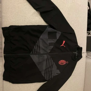 Ac Milan kofta  - säljer en jätte fin kofta som köptes i Ac milans egna shop i Italien, aldrig använd och har inga defekter!