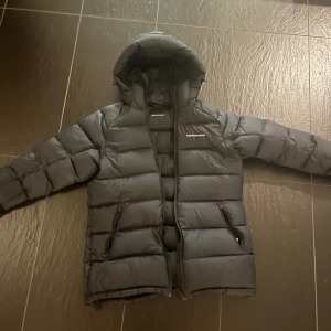 Snygg vinterjacka - Säljer på grund av att den är för stor för mig. Ordinarie pris är runt 3000