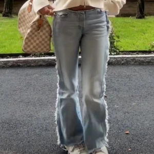 Coola jeans - Säljer dessa super snygga och coola bootcut jeansen från weekday! Helt slutsålda och använda Max 2 gånger!