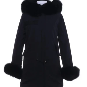 Supersnygg och varm parkas  - Avtagbart innefoder ( fuskpäls)   Mycket gott skick!   Inköpt 2023  Nypris 3400kr 