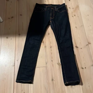 Nudie jeans W32 L32 - Säljer nu ett par nudie jeans. Säljer för att de inte passar mig. 10/10 skick knappt använda. Ny pris 1800kr kan sänka priset.