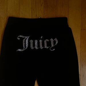 Juicy byxor - Juicy couture byxa. Använd endast enstaka gång, i fint skick. 