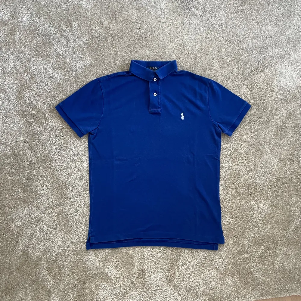 Ge bud för snabb affär! En klassisk Ralph lauren Polo, perfekt för old money stil, Stockholmsstil, eller grish. Skriv gärna om mått och andra frågor!. Toppar.