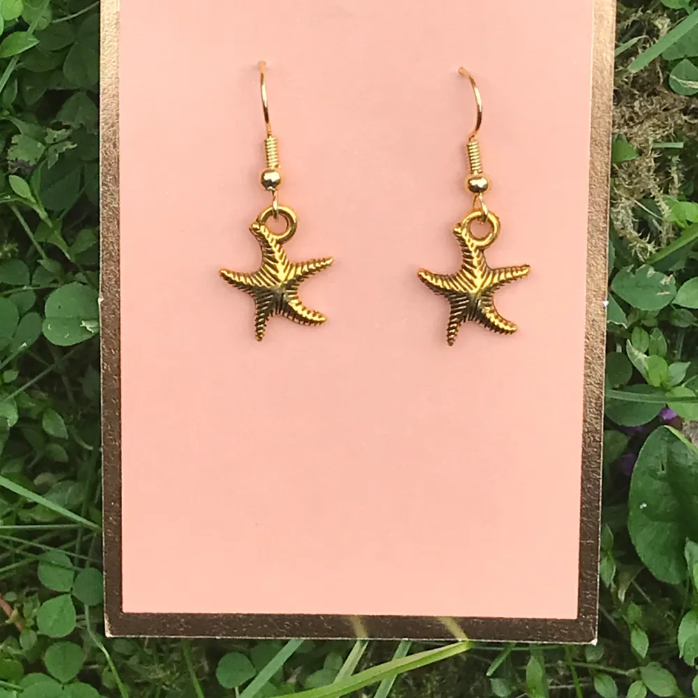 Guldiga sjöstjärnor örhängen⭐️⭐️finns en massa liknande på min profil: 🦋🌸🐞🧚. Accessoarer.