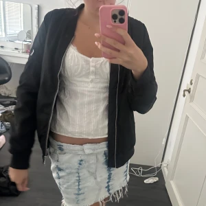 Bomberjacka svart - Din bomberjacka fråk Lindex! Köptes på Sellpy men o fint skick! Storlek: M❤️