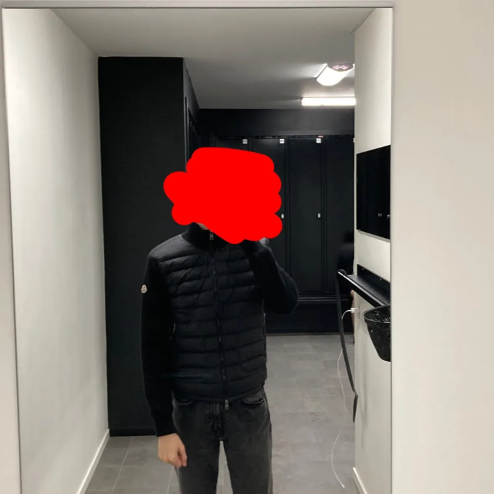 Säljer en moncler cardigan i storlek S som jag fick av min flickvän, men var lite liten och behöver pengarna. Köpt för 9000:- Nypris 12.000:- Knappt använd och i Bra skick. Har kvitto och pris kan diskuteras . Jackor.