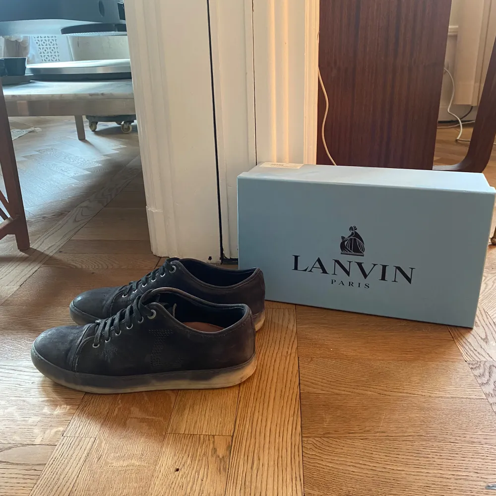 Lanvin skor som inte längre säljs på lanvin.com. Skick 7,5/10. Nypris 4200. Storlek 42/43. Pris kan diskuteras🙌. Skor.