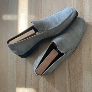 Grå beigea boss loafers  - Feta loafers i storleken 40 men jag skulle till och med säga passar storleken 42😊 nypris runt 2000 lite mer😁 (Priset går att diskuteras)