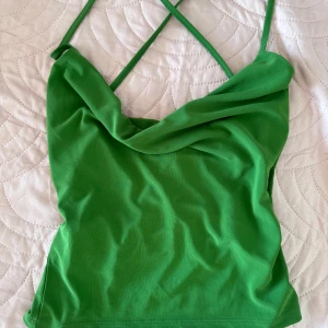 Grön topp - Helt oanvänd topp från Zara. Väldigt fin grön färg och ”flowigt material”. Helt oanvänd!